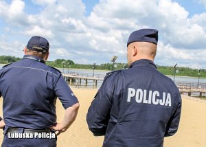 policjanci w trakcie kontroli plaży