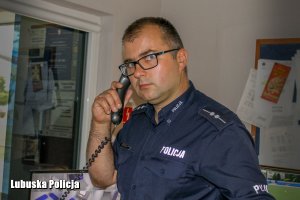 Policjant odbierający zgłoszenie