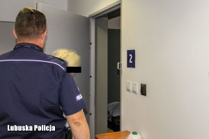 Od uprawy marihuany, po zbiory, suszenie i pakowanie - tak wyglądał biznes emerytki z niewielkiej miejscowości w gminie Międzyrzecz. Policjanci zabezpieczyli na jej posesji ponad 11 kilogramów suszu oraz 17 krzewów marihuany i inne narkotyki. Sąd aresztował kobietę na trzy miesiące. Za tego typu przestępstwa może jej grozić kara do 10 lat pozbawienia wolności.