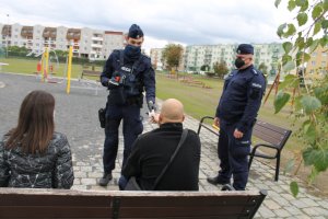 policjanci kontrolują osoby