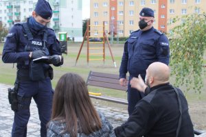 policjanci kontrolują osoby