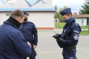 policjanci kontrolują mężczyznę