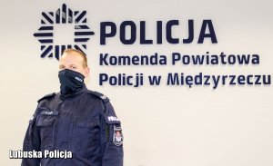 policjant na tle logo