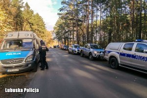 policjanci prowadzą poszukiwania