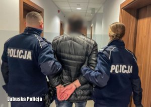 policjanci prowadzą zatrzymanego