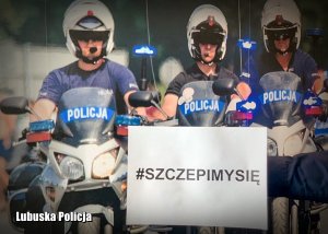 plakat promujący akcję szczepień przedstawiający policjantów na motocyklach w środkowej części plakatu napis &quot;szczepimy się&quot;