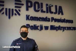 starszy posterunkowy Tomasz Leśniak - policjant z ogniwa patrolowo interwencyjnego Komendy Powiatowej Policji w Międzyrzeczu