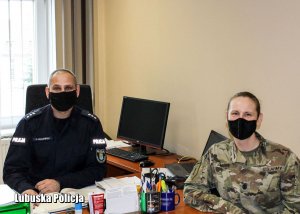 Komendant Posterunku Policji w Skwierzynie komisarz Krzysztof Kozłowski oraz żołnierz Stanów Zjednoczonych podpułkownik Stacy Moore