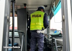 Policjant kontrolujący kierującego autobusem