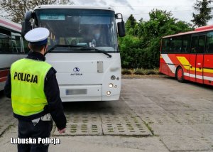 Policjant kontrolujący autobus