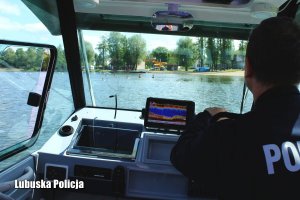 funkcjonariusz w łodzi dbający o bezpieczeństwo osób kąpiących się