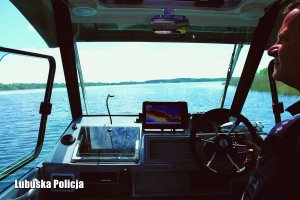 funkcjonariusz Policji w łodzi w trakcie patrolu