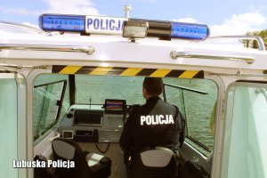 Policjant w łodzi w trakcie patrolu