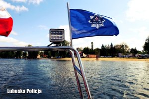 policyjna bandera na łodzi