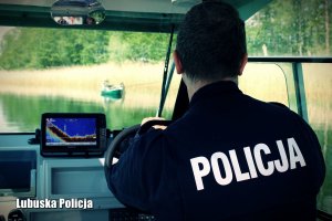 funkcjonariusz Policji w trakcie kontroli wędkarzy