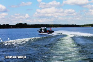 policyjna łódź w trakcie patrolu