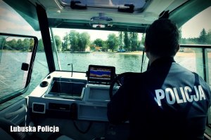 policjant czuwający nad bezpieczeństwem