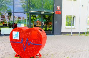 charytatywne serce przed siedzibą Międzyrzeckiej Policji