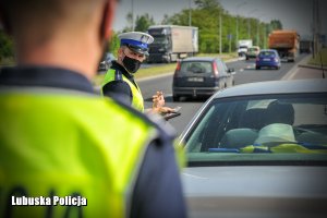policjanci kontrolują kierującego