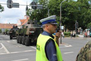 Policjant zabezpieczający przejazd kolumny wojskowej