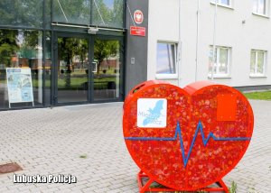 Charytatywne serce pełne nakrętek pod siedzibą Komendy Powiatowej Policji w Międzyrzeczu