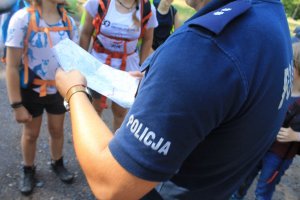 Policjant w trakcie pogadanek z dziećmi