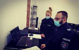 umundurowani policjanci siedzący przy komputerze w trakcie spotkania on-line