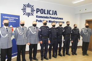 Policjanci po ślubowaniu na zdjęciu pamiątkowym
