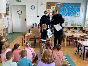 Policjantki wręczające nagrodę dla dziecka, którego praca wygrała w konkursie LUPO.