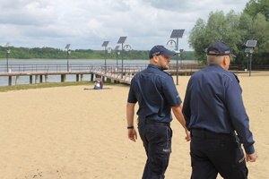 policjanci w trakcie kontroli plaży