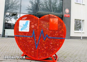 charytatywne serce ustawione przed wejściem do Komendy Powiatowej Policji w Międzyrzeczu