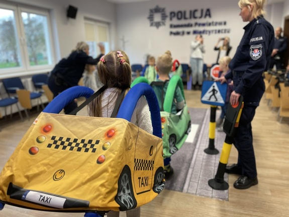 Policjanci w trosce o bezpieczeństwo dzieci- wizyta przedszkolaków w siedzibie międzyrzeckiej Policji
