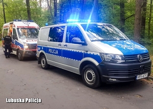 radiowóz policyjny oraz wóz ratownictwa medycznego