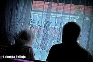 dwie sylwetki osób starszych wyglądających do okna