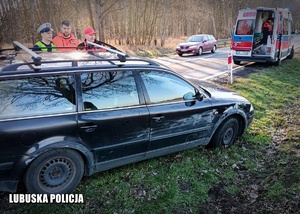 uszkodzony pojazd marki VW w tle pojazd karetki pogotowia