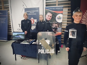 policjanci  w trakcie międzyrzeckich targów pracy