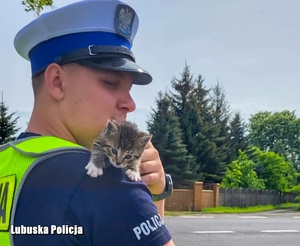 Policjant z małym kotem