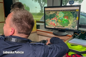 policjant pokazuje na mapę wyświetloną na ekranie