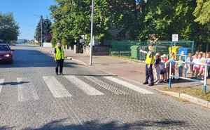 policjanci edukują dzieci bezpiecznego przechodzenia przez przejście dla pieszych