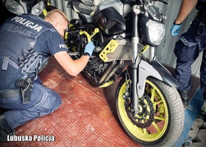 policjant dokonuje oględzin motocykla