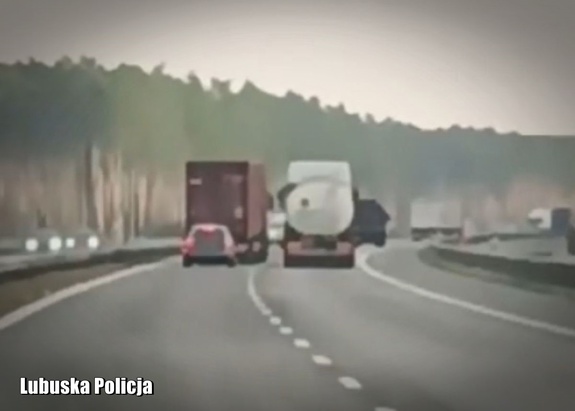 pojazdy ciężarowe wyprzedzające się na autostradzie
