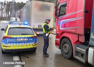 policjanta w trakcie kontroli kierującego pojazdem ciężarowym