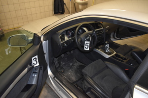 wnętrze zabezpieczonego pojazdu wraz z tablicami numerycznymi zabezpieczonych śladów