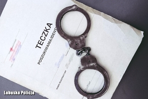 kajdanki położone na teczkę z napisem: poszukiwania