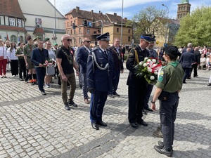komendant  Policji oraz zaproszeni goście składają kwiaty