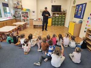 Policjant w trakcie pogadanki z dziećmi