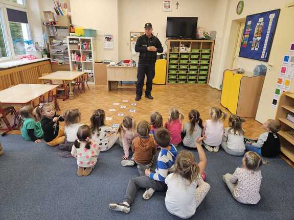 Spotkanie profilaktyczne policjantów z dziećmi - Bezpieczeństwo na pierwszym planie