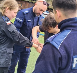 policjanci w trakcie nauki technik obezwładniania