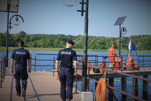 policjanci w trakcie sprawdzania pomostu