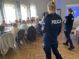 policjantki w trakcie pogadanki z seniorami